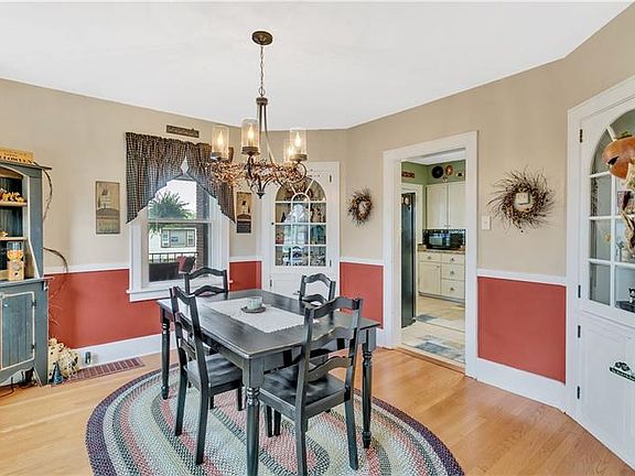 3rd image of 601 Foster St