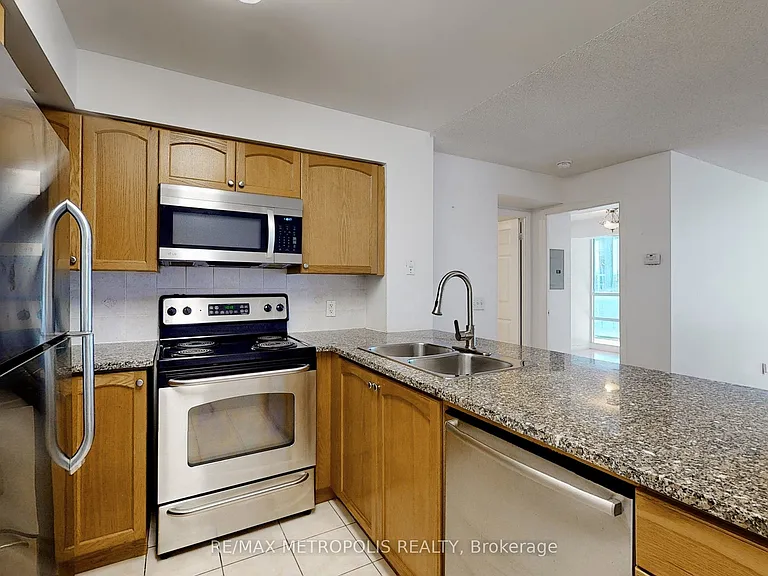 30 Grand Trunk Cres #502 — Photo 12