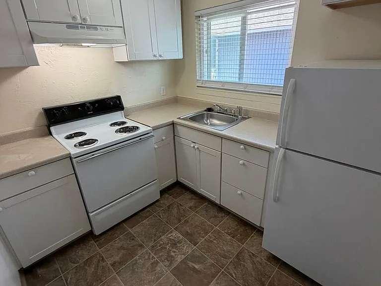 950 NW Sycamore Ave #11 — Photo 8