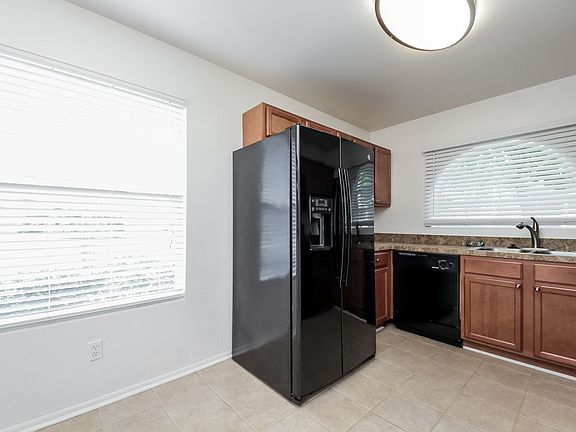 4th image of 195 Lakeside Cir