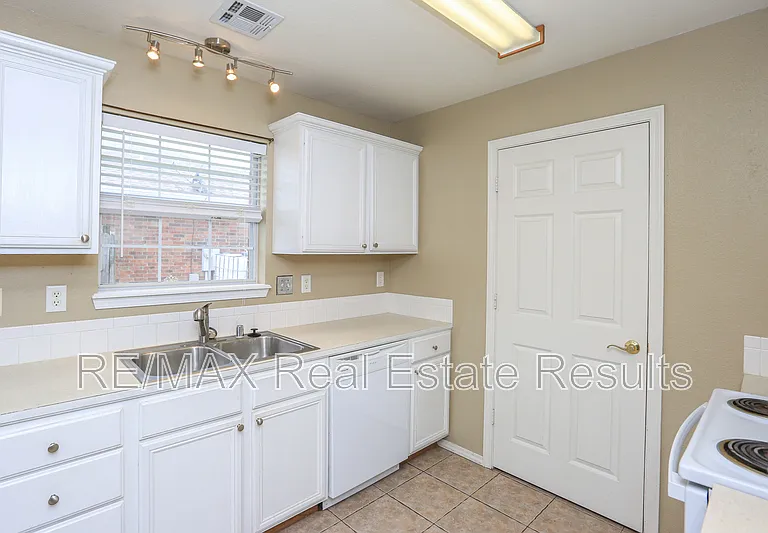 621 Bliss Cir — Photo 15