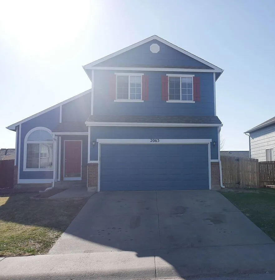 Beautiful 3 Bd Home With Fireplace, Fenced Yard & Central A/C! — Photo 1