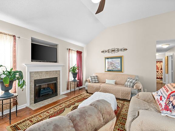 3rd image of 3878 Mackenzie Dr