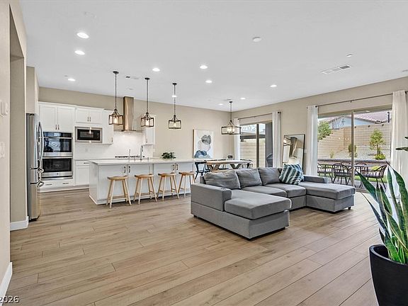 5th image of 552 Comodo St