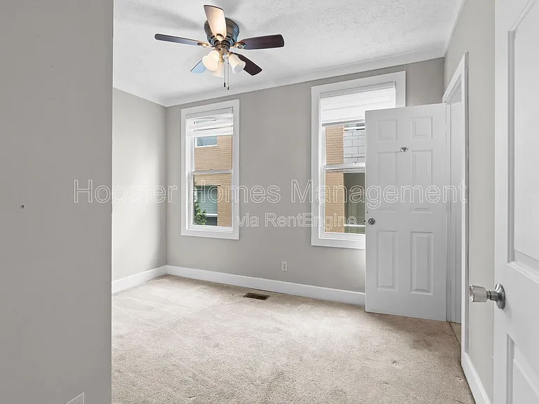 920 Broadway St #B — Photo 11