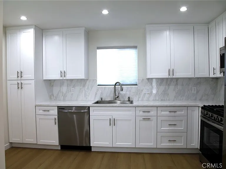 2251 N Catalina St — Photo 5