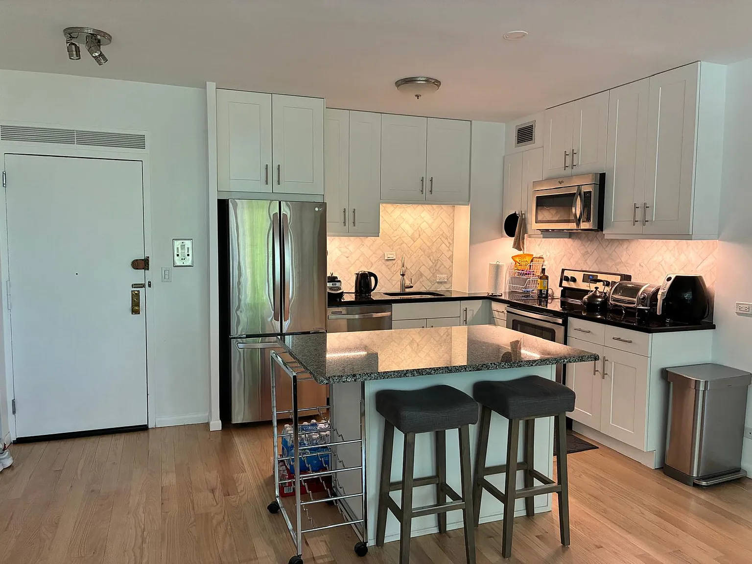 2 bed, 1200 sqft, $3,820 — Photo 3