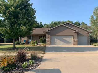 1016 Tanglewood Dr, Manchester, IA 52057