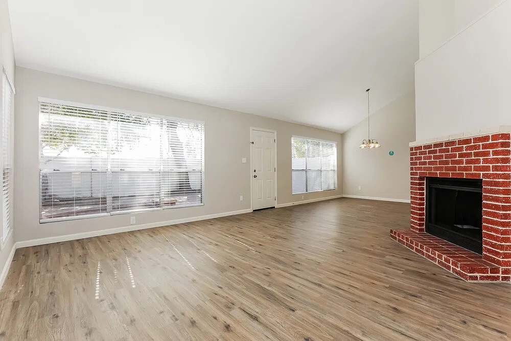 3 bed, 2.0 bath, 1605 sqft, $2,305 — Photo 4