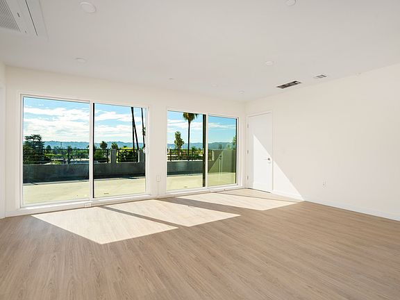 5th image of 14629 Erwin St #404