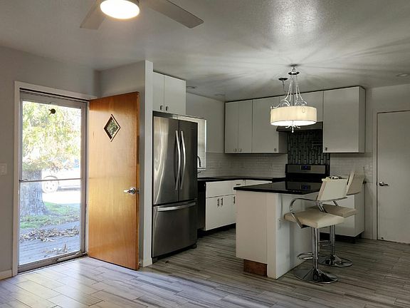 3rd image of 403 Plum St