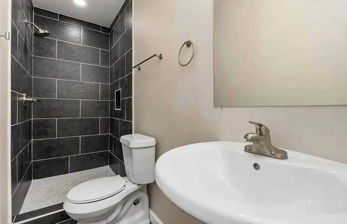 3 bed, 2.0 bath, 1138 sqft, $1,650 — Photo 2