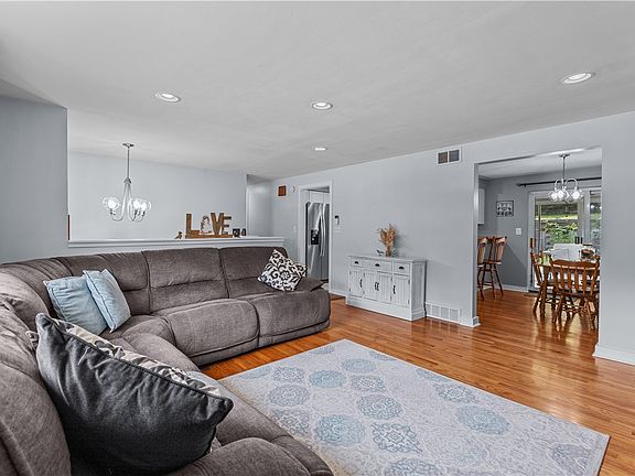 5th image of 820 Cedarwood Dr