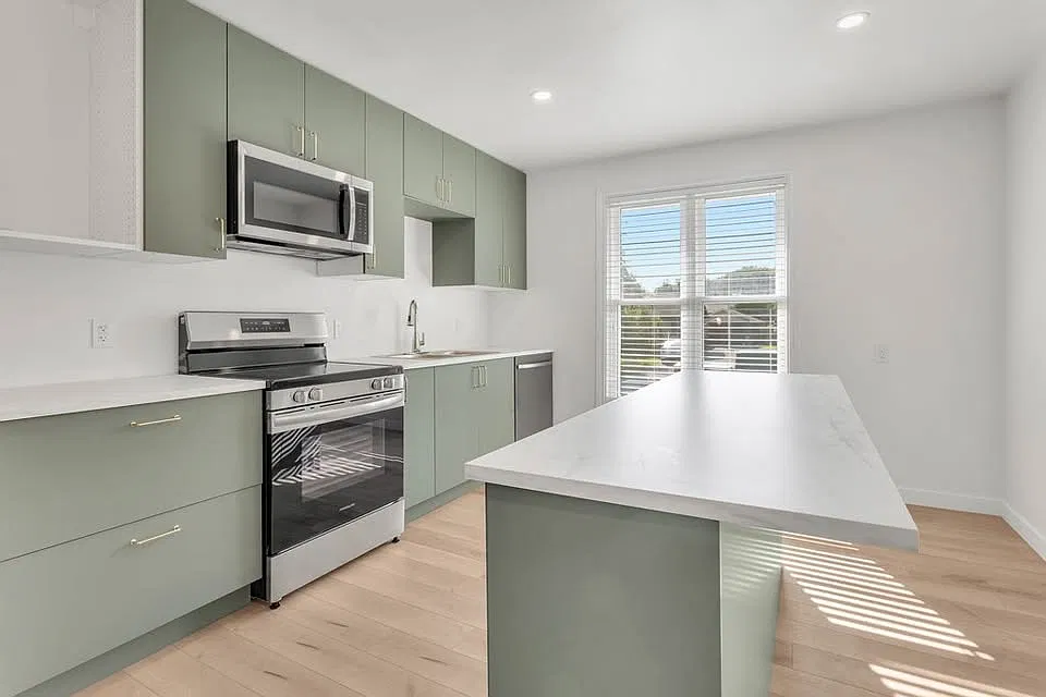 3 bed, 1.5 bath, $2,400 — Photo 4