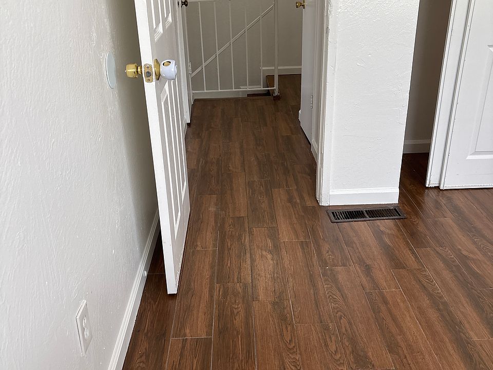 upstairs whall way to bathroom and rooms