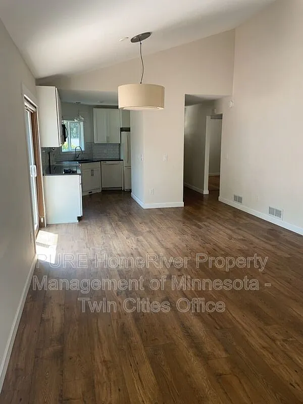 2 bed, 1.0 bath, 924 sqft, $1,875 — Photo 2