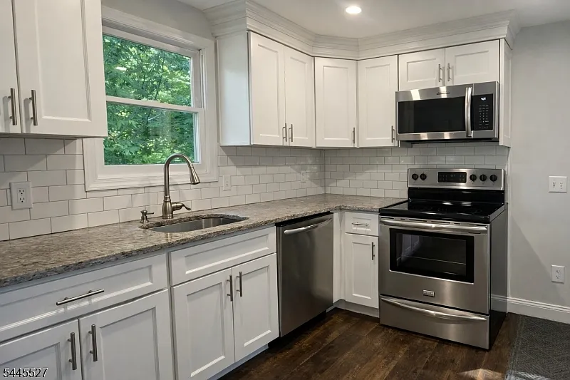 3 bed, 2.0 bath, $2,800 — Photo 2