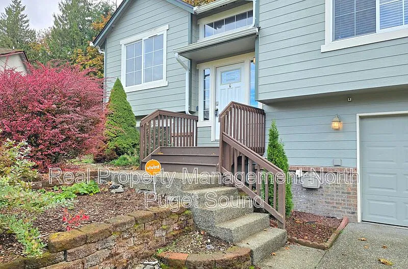 4 bed, 3.0 bath, 2082 sqft, $3,250 — Photo 2