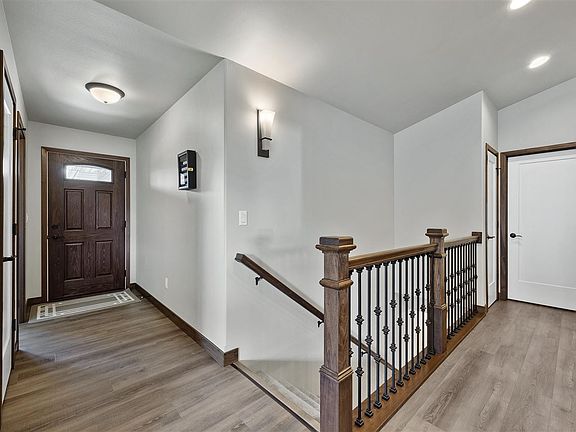 4th image of 604 Dakota Ave
