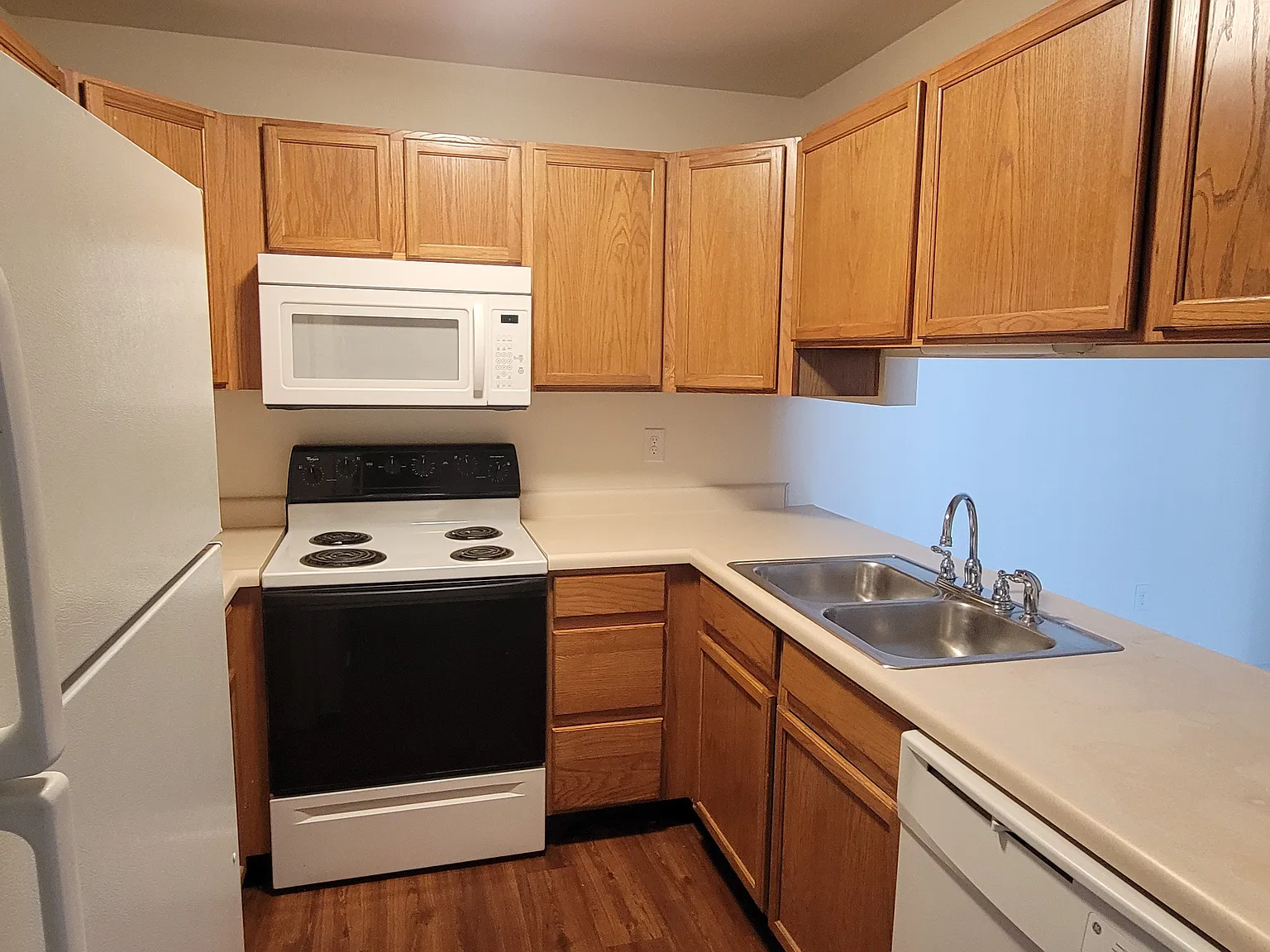 2 bed, 1000 sqft, $1,550 — Photo 3