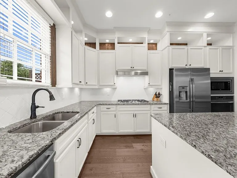 410 Rose Garden Ln — Photo 23