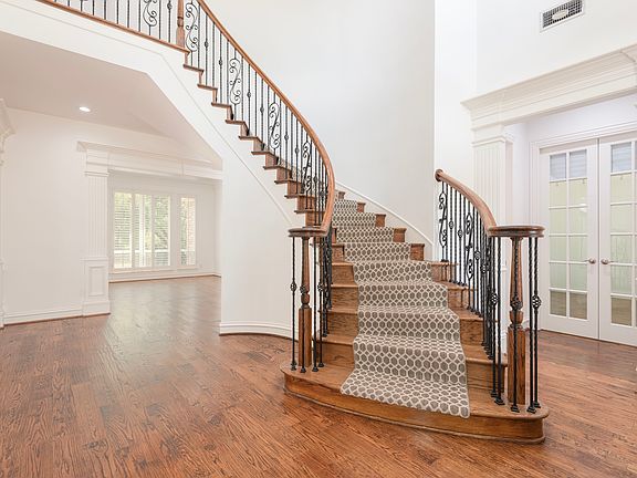 5th image of 405 Martel Ln