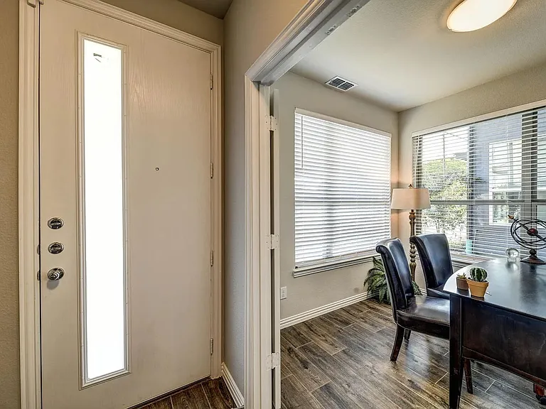 301 E Lamar St — Photo 2