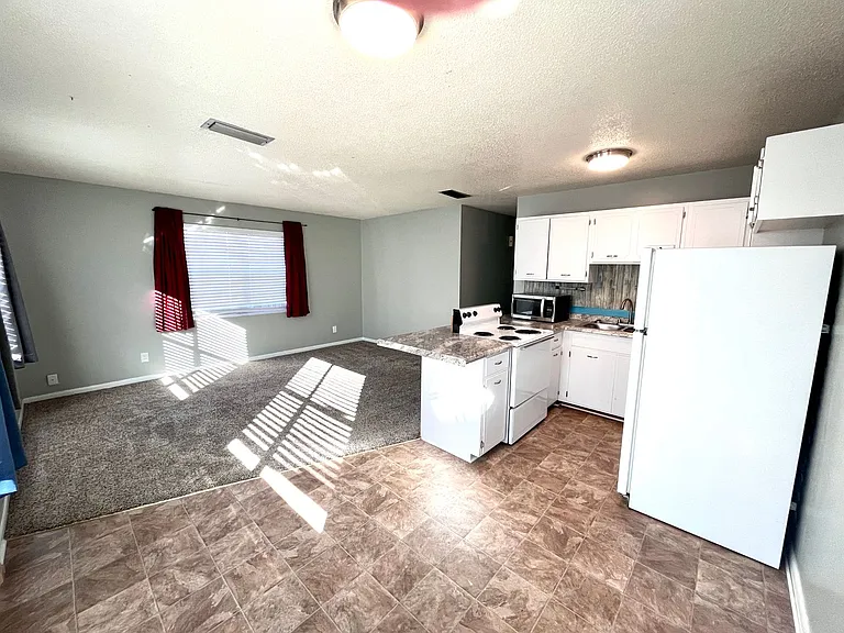 231 Poinsettia Dr — Photo 4