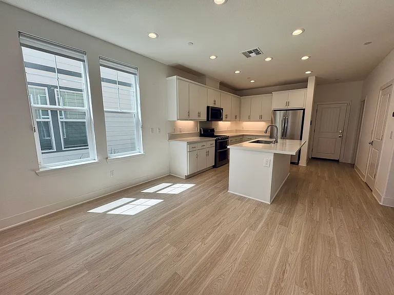 3551 Teeling Way — Photo 5