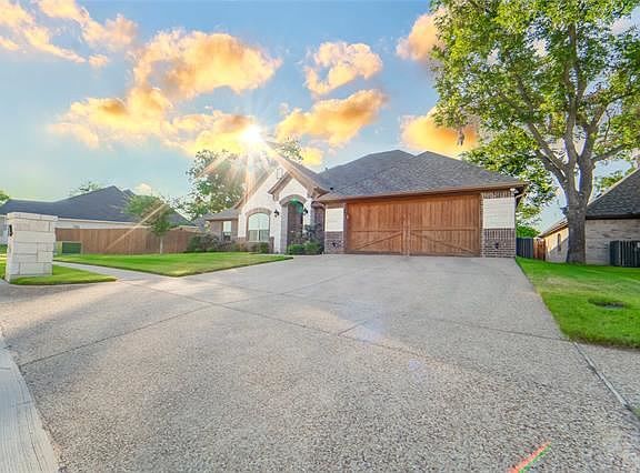 2nd image of 1015 Anna Cir