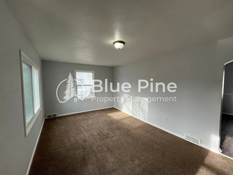 5 bed, 1.5 bath, 1192 sqft, $1,295 — Photo 3