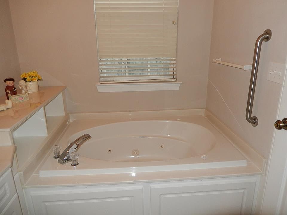 Jazazzi tub in the downstaris master bath