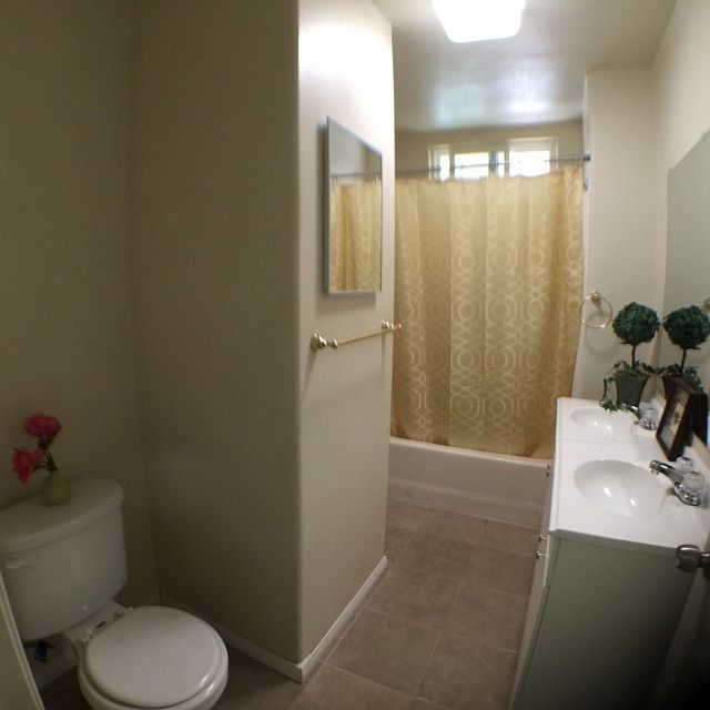 2nd image of 915 1/2 W 7th St