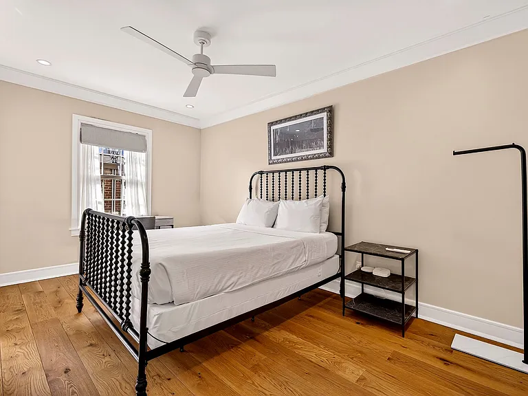 109 E Gordon Ln — Photo 10