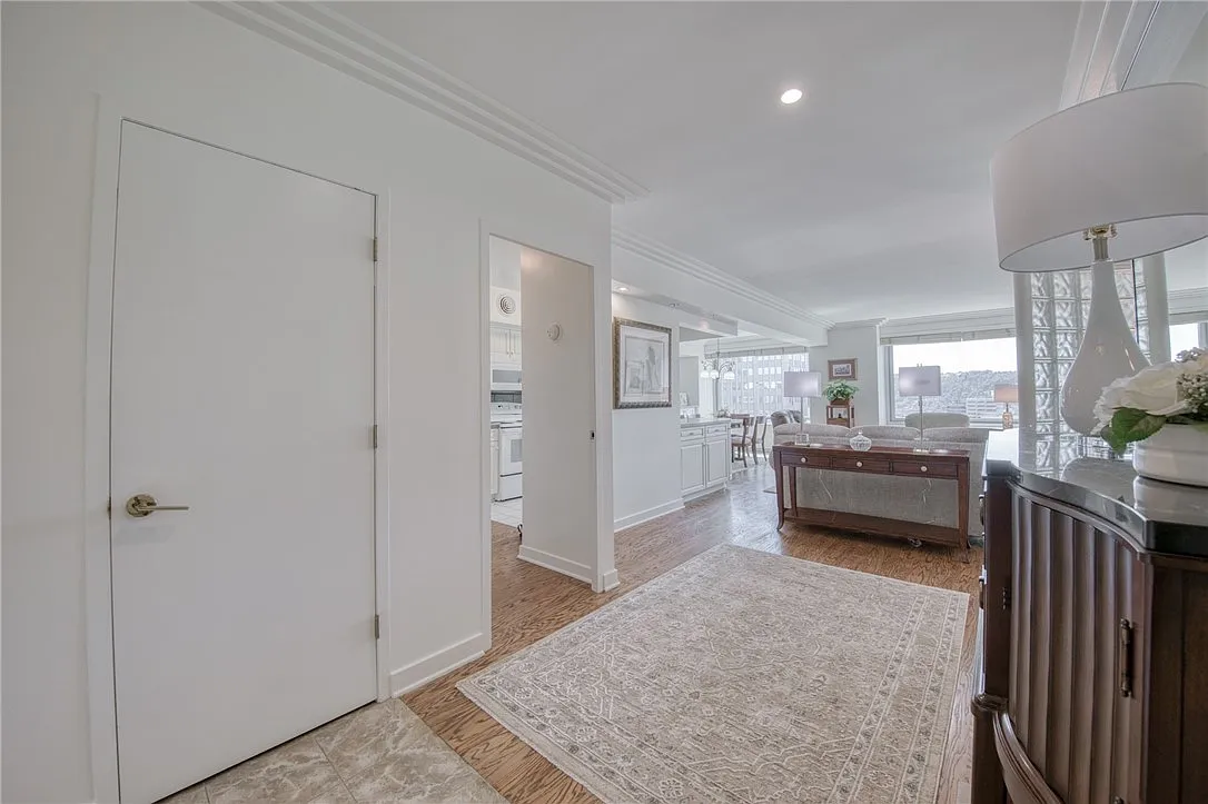 1 bed, 1033 sqft, $2,250 — Photo 3