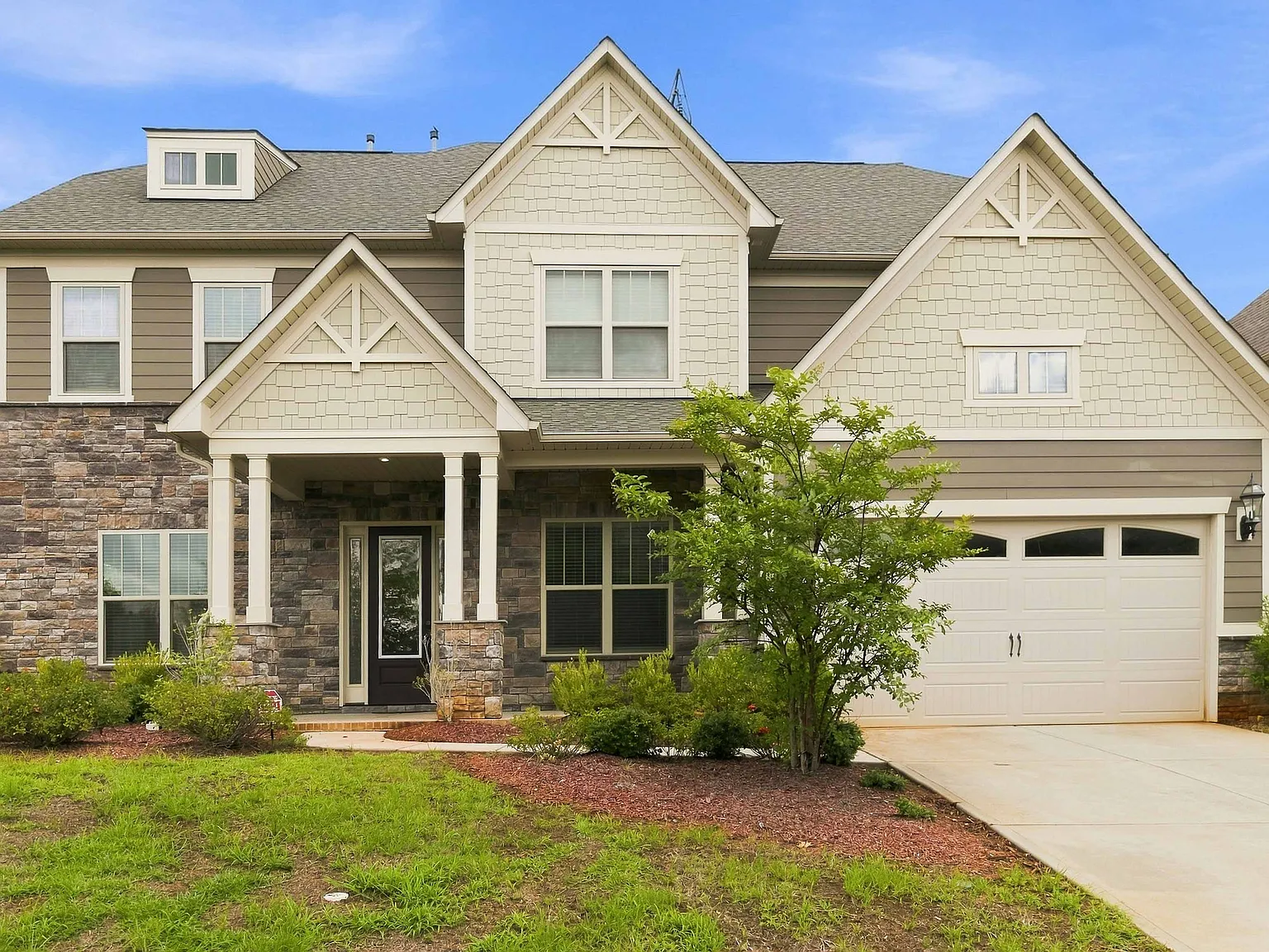 5 bed, 4.5 bath, 4600 sqft, $4,300 — Photo 2