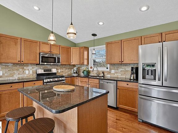 5th image of 3086 Tamara Cir