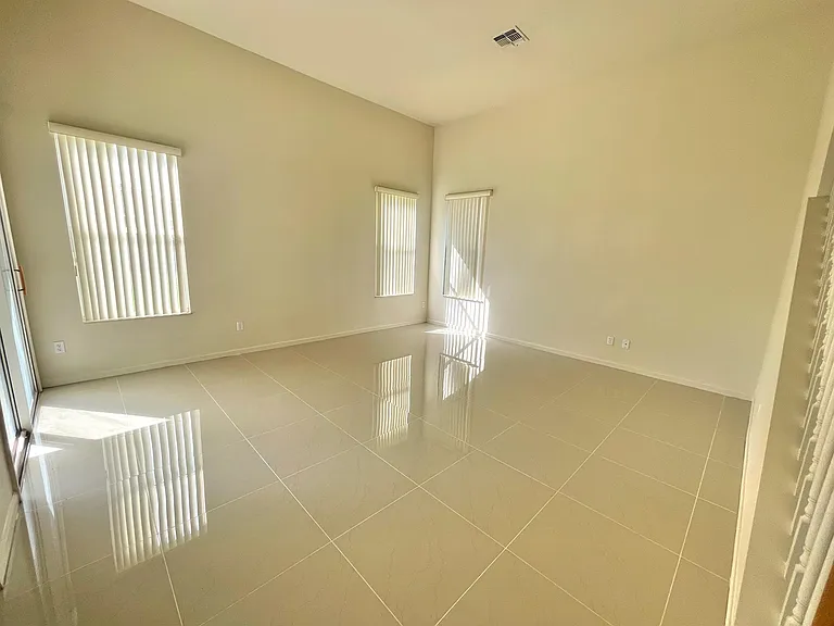 2370 Hinsdale Dr — Photo 16