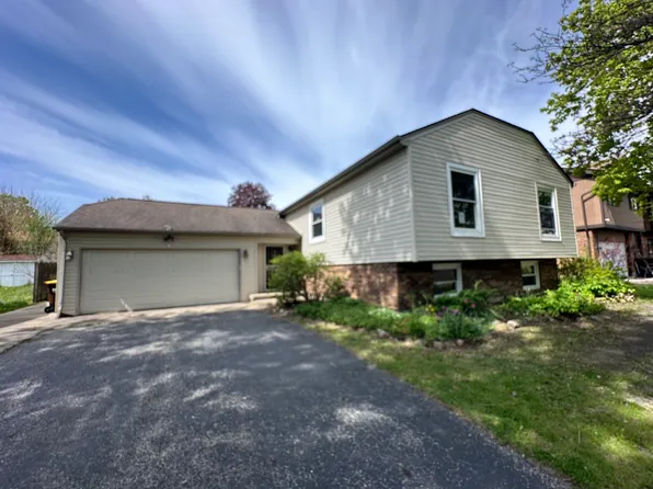 863 Pleasant St, Woodstock, IL 60098