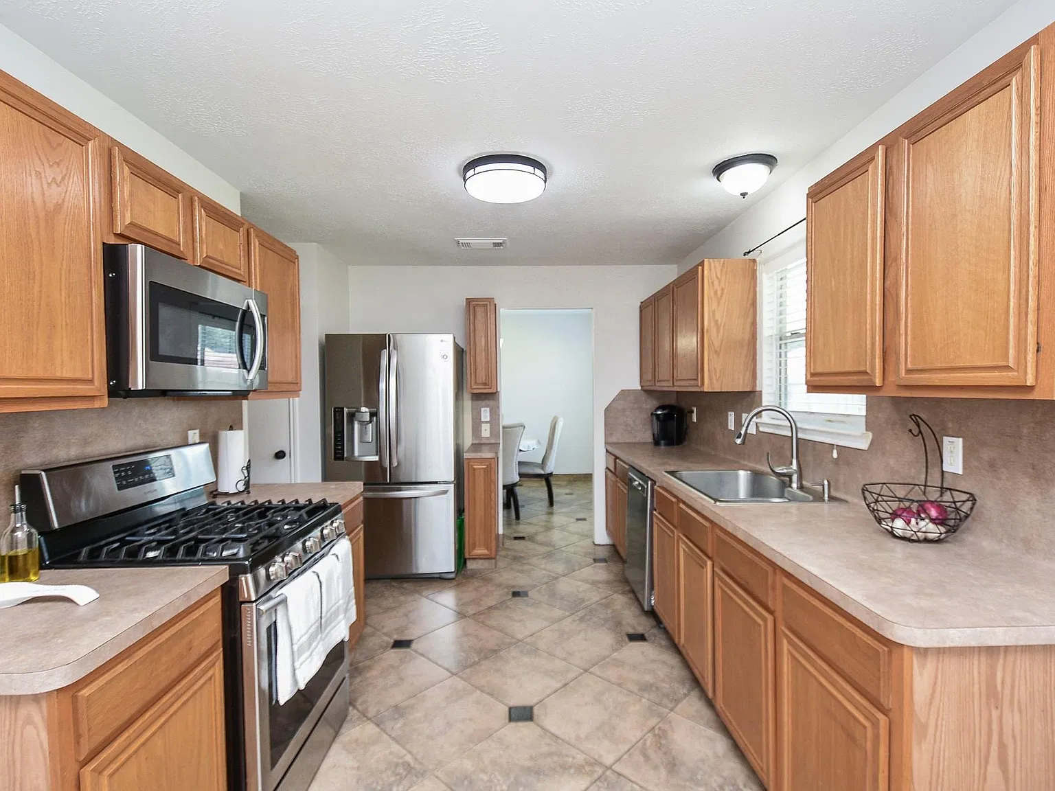 3 bed, 2.5 bath, 2070 sqft, $2,400 — Photo 4