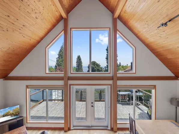 1869 Fern Rd, Comox Valley, BC V9J 1W8
