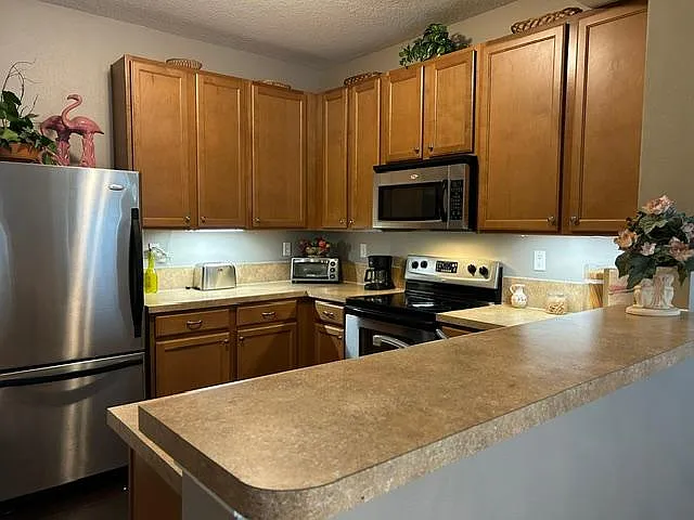 KITCHEN & BREAKFAST BAR