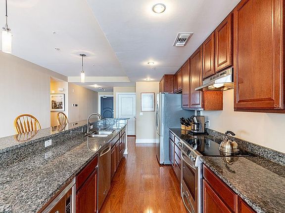 5th image of 1227 E Madison St Unit 806