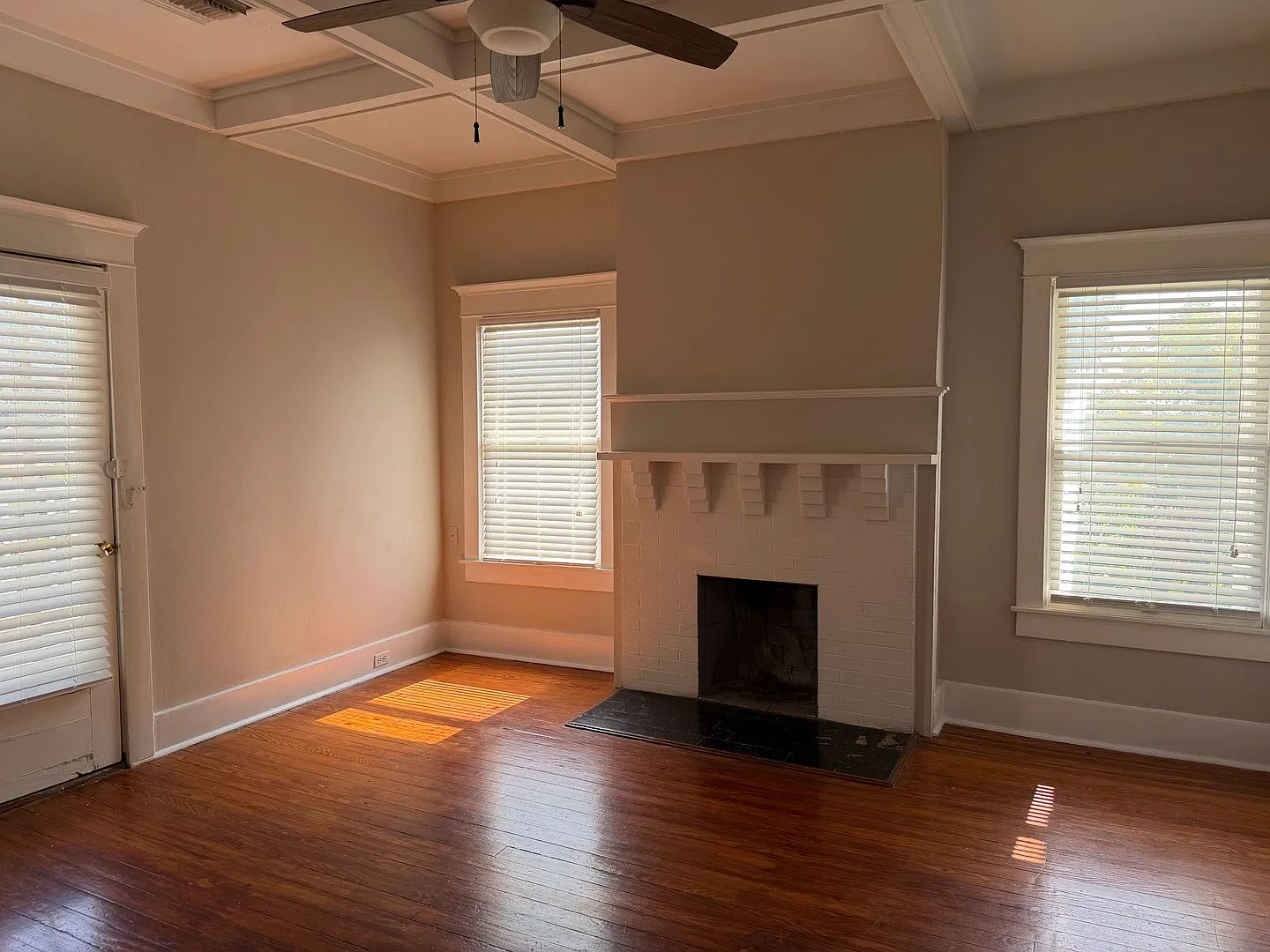 Historic Victorian Spacious 4 Bedroom Apartment — Photo 2