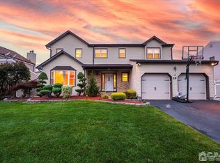 19 Highland Dr, Parlin, NJ