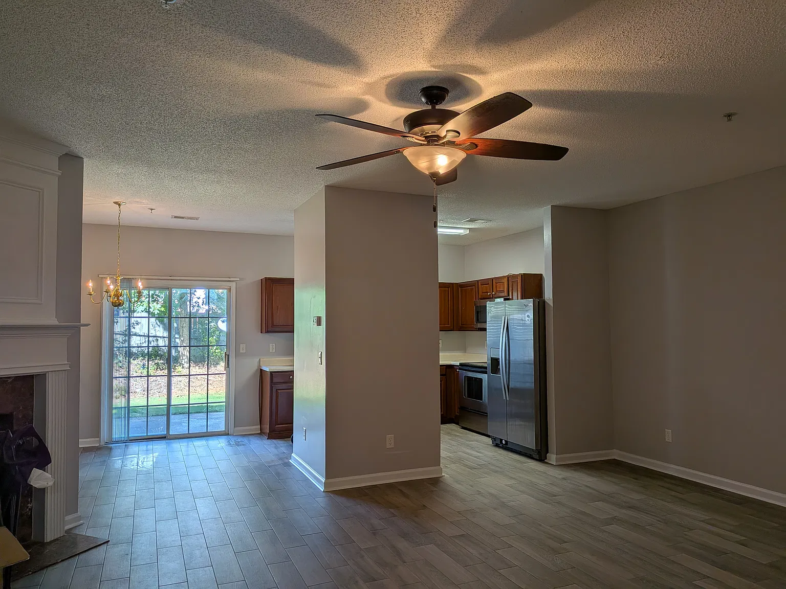 3 bed, 2.5 bath, 1639 sqft, $2,000 — Photo 3