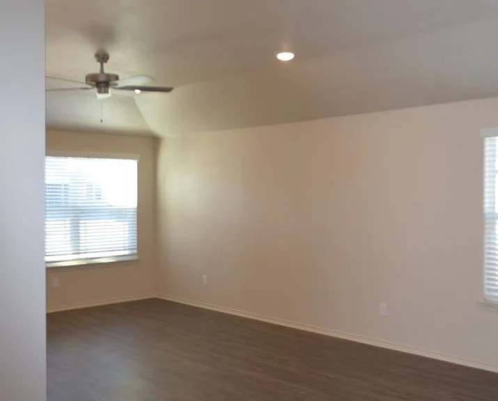 1713 Clovis Dr — Photo 3