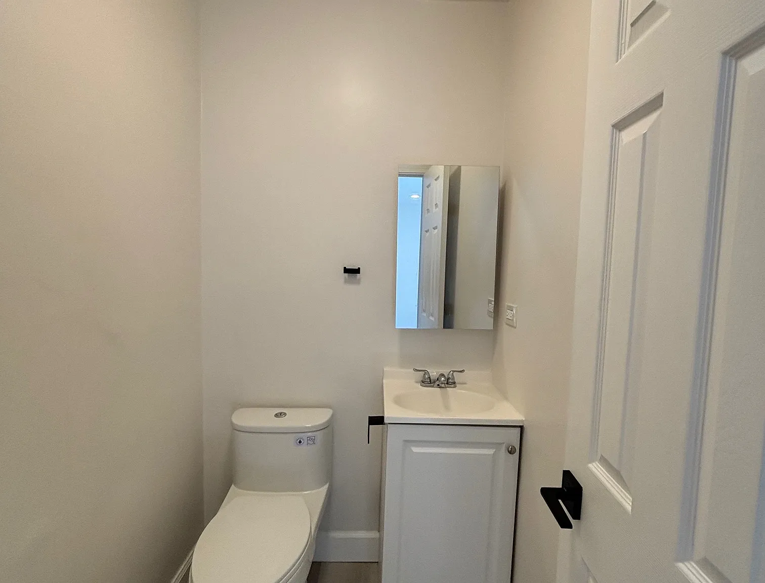 3 bed, 1.5 bath, 1050 sqft, $3,200 — Photo 3