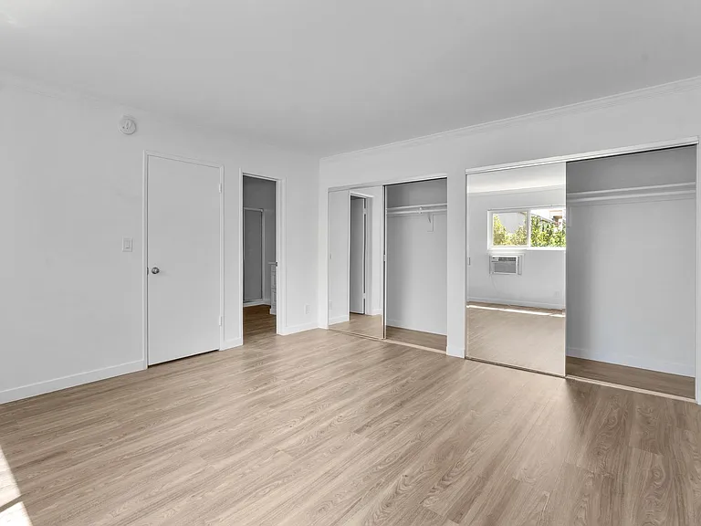 Encino Park West Apartments — Photo 28
