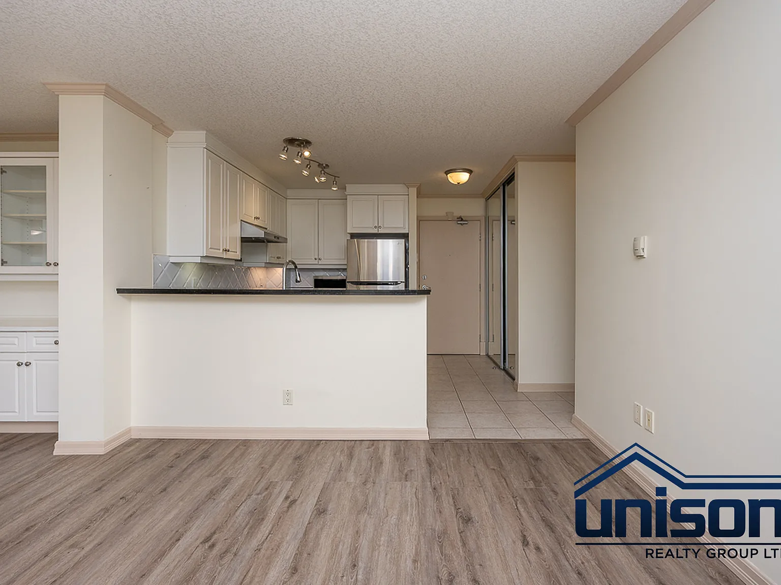2 bed, 1001 sqft, $2,100 — Photo 4